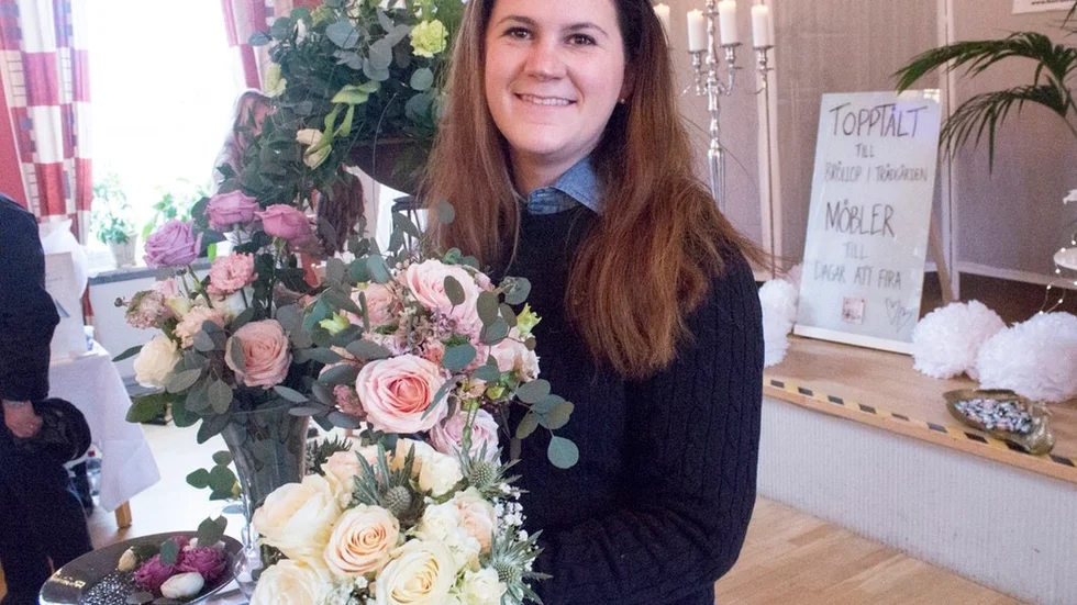 Nu är det mycket ranunkler. Till sommaren pioner och dahlior, och så rosor hela året, säger Elin Åhlström från Strandviks blommor.