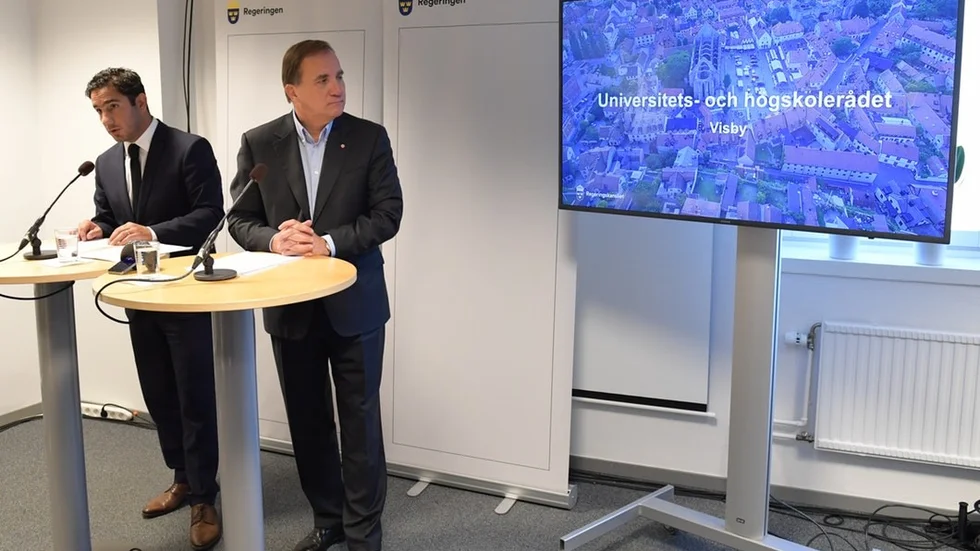 Ardalan Shekarabi och Stefan Löfven på pressträffen i Katrineholm