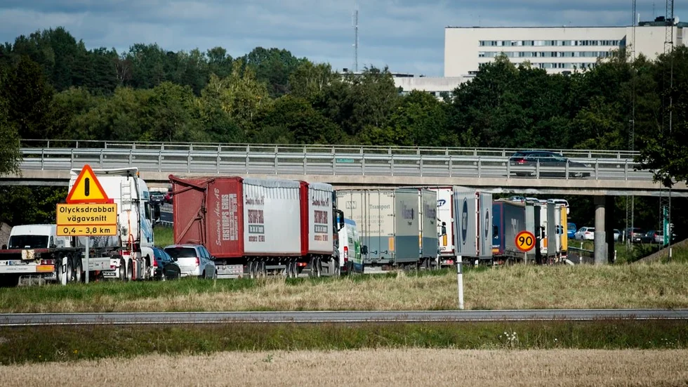 Vy norrut från Gumsbacken. Det blev snabbt köer på motorvägen efter olyckan. Vid klockan 14.47 var det fortfarande ett körfält avstängt i samband med bärgningsarbetet.