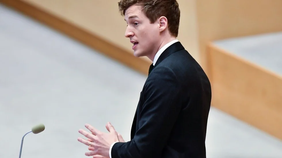 Centerpartiet, här dess ekonomisk-politiske talesperson Emil Källström, och Liberalerna har förklarat att de inte vill släppa  igenom regeringens skadliga skattehöjningar. Det vill till att visa det. Debatten om vårbudgeten är bara en västanfläkt inför vad som väntar i höst. FOTO: JONAS EKSTRÖMER/TT