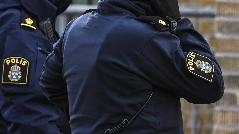 Poliskontroll. Polisen undersökte så att inbrottstjuven inte fanns kvar i huset.