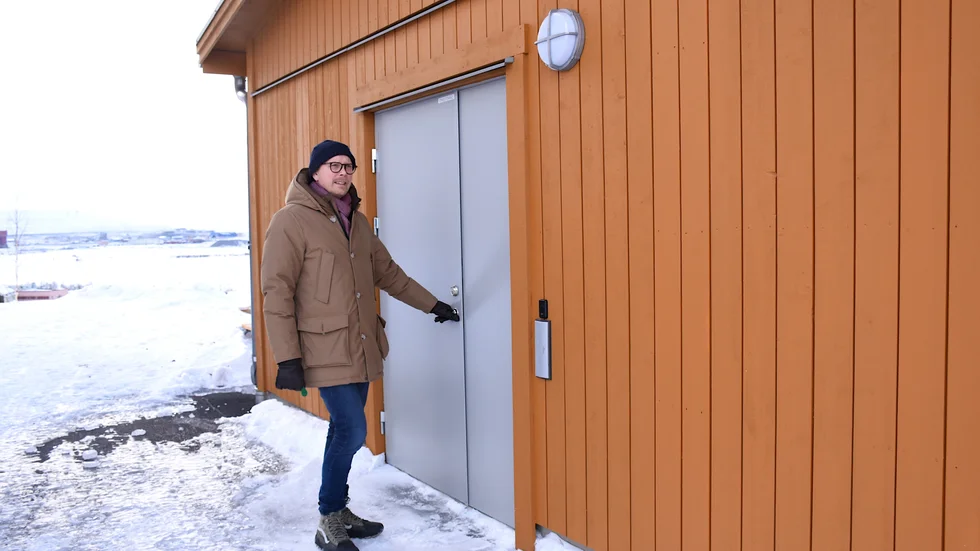 Linus Niva utanför ett av Kirunas nybyggda skyddsrum på Luossaområdet. 