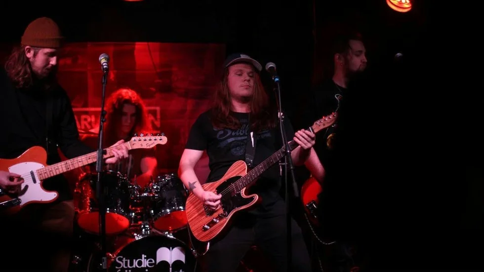 Punkbandet Kromosomen från Motala medverkar i Livekarusellens turnéstopp på Bomber Bar i Motala den 7 februari. Bandet består av från vänster Moltas Skog (elgitarr,kör), Gabriel Gutendorff (trummor), Samuel Cederborg (sång, elgitarr) och Oskar Fransson (elbas, kör).