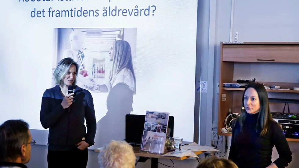 Robotar var några av de tekniska hjälpmedel som berördes när Carolina Åman (till vänster) och Caroline Molander (till höger), båda arbetsterapeuter inom den kommunala hemsjukvården, föreläste på Motala bibliotek.