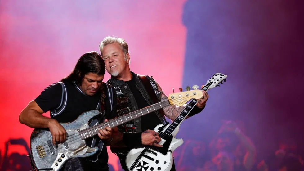 Pajas och svajande crooner? Basisten Robert Trujillo och sångaren James Hetfield.