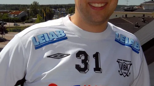 Målsprutan Mathias Lennström är tillbaka i VIBK efter en sejour i Färjestadens IBK. Lennström hoppas kunna bidra både genom mål och glädje i omklädningsrummet. Foto: Magnus Strömsten