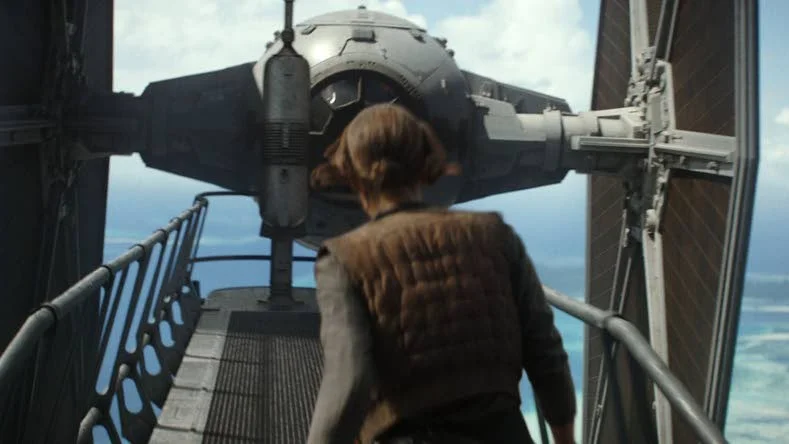 Bildbevis. Jyn Erso (spelad av Felicity Jones) möter TIE-fightern i trailern för "Rogue one – a star wars story", men i filmen är scenen omgjord och skeppet försvunnet.