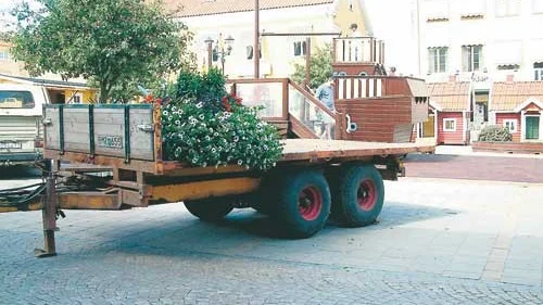 På torsdagen placerades de sista blomsterarrangemangen ut på torget.