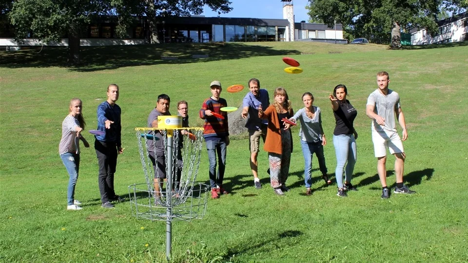 Gamleby folkhögskola fick en alldeles egen discgolfbana för snart ett år sedan. En trevlig aktivitet som alla kan nyttja, året om. Foto: Lena Dahlberg