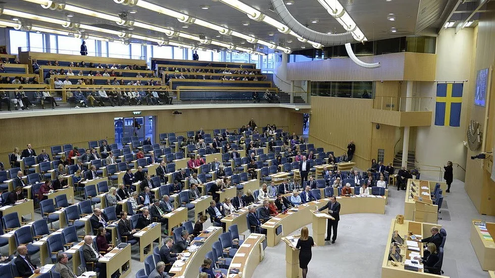 Kuvad församling. Partitopparna håller folkets valda ombud i hårt grepp.
