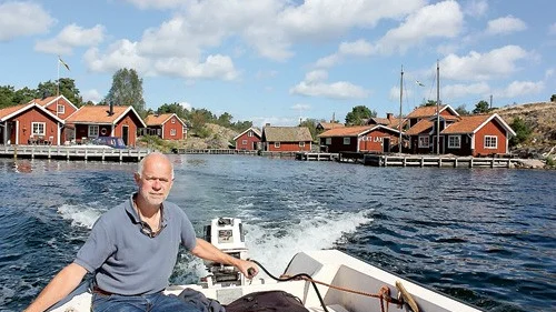 Jan Hartman är beroende av öppet vatten, eller hållbara isar, för att ta sig till och från Stora Grindö. Det är nu 30 år sedan han flyttade hit och startade sin verksamhet.
