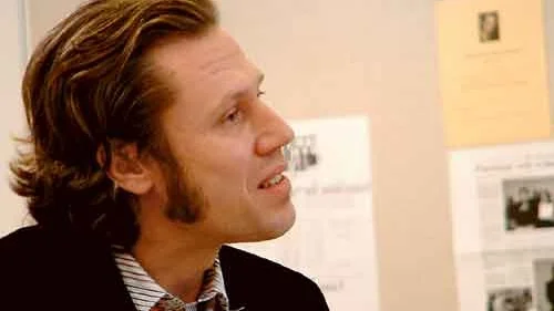 Carl-Johan Vallgren fick i december Augustpriset för sin roman "Den vidunderliga kärlekens historia". På torsdagen var han i Kisa och berättade om sin bok.