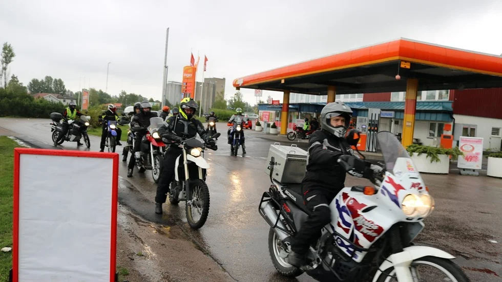 Motorcyklar och förare redo att påbörja turen. Foto: Erica Månsson