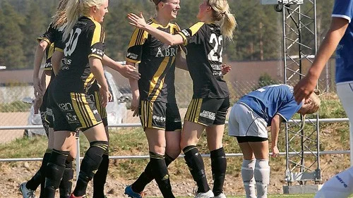 Jubel - flera gånger om. Hanna Ericsson gratuleras efter sitt 1-0-mål. Vimmerby vann hemmapremiären 6-2.