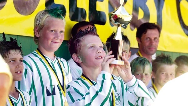 Hultsfreds lagkapten Sebastian Svensson gjorde tre av målen i finalen och höjer här välförtjänt bucklan.