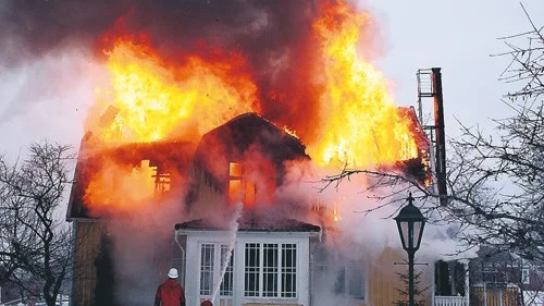 Ett boningshus i Hornsved, norr om Ingatorps samhälle förstördes i en brand som började vid klockan fyra igår eftermiddag.