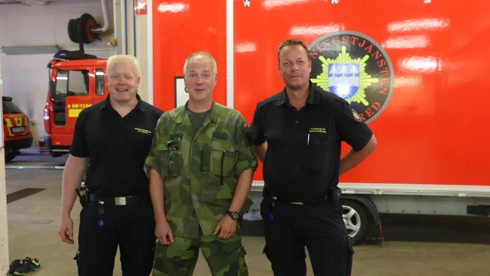 Ulf Bowein, Niklas Ryd och Michael Hesselgård börjar få grepp om statistiken för sommarens skogsbränder.