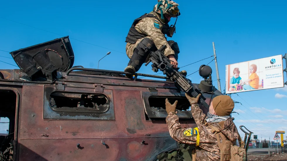 Ingen slåss sida vid sida med ukrainska soldater. De får nedkämpa inkräktarna helt själva.