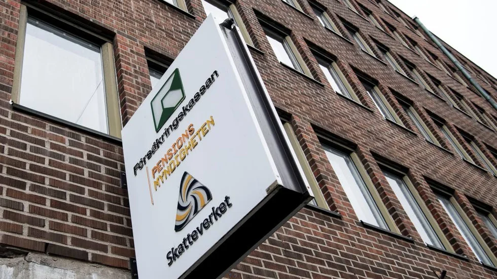 Arbetsförmedlingen borde in i samarbetet med servicekontor, anser skribenten.