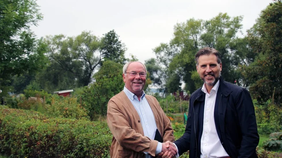 Kommunalrådet Anders Hedeborg (S) och Anders Stjärnberg, vd för HSB Östergötland ser båda mycket positivt på det markanvisningsavtal som nu tecknats.