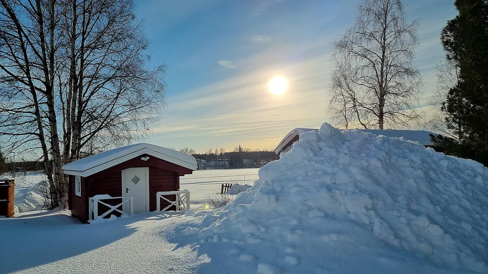 Vårsolen tittar fram bakom all snö i Hortlax.
