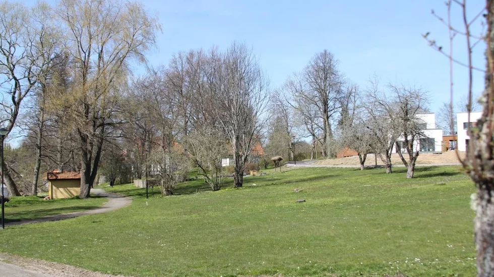 Vill bygga. Fyra företag har anmält intresse att köpa mark alldeles vid Bysjön för ett fyrvåningshus.