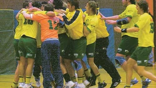 Klart med nytt kontrakt. Hultsfreds handbollsherrar jublar eftersegern mot Järnvägen.