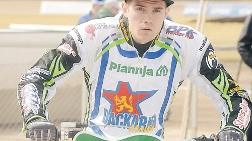 Dennis Andersson kraschade i sitt första heat och ådrog sig en lindrig hjärnskakning. Dackarna lyckades hålla matchen vid liv länge ändå, men fick se sig besegrade av Ikaros Smederna med 47-43. Foto: Magnus Strömsten
