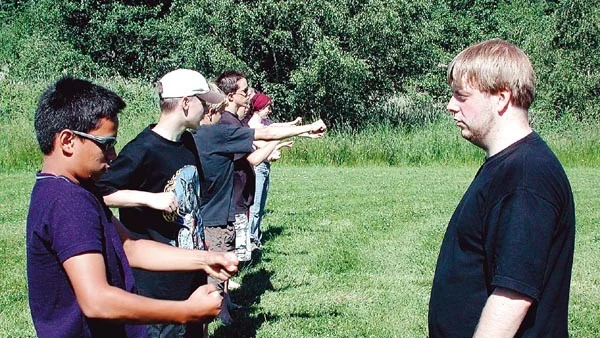 Martin Hansen lär ut grunderna i karate vid årets sommarläger i Horn. Koncentrationen är på topp.