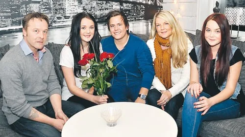 Gabriella Eklund i familjesoffan, fr v Matz Eklund, Sebastian Axelsson, Agneta Hultman och syster Vendela Eklund.