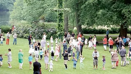 Stora ringar när flera hundra personer firade midsommar i Ankarsrum.