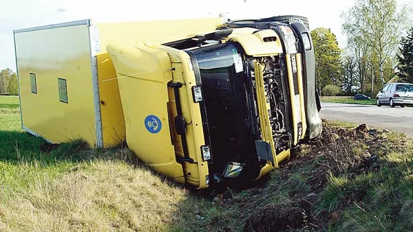 Två personer fick föras till sjukhus i går kväll, sedan den lastbil de färdades i gått av vägen vid Stora Aby och blev liggande på sidan.