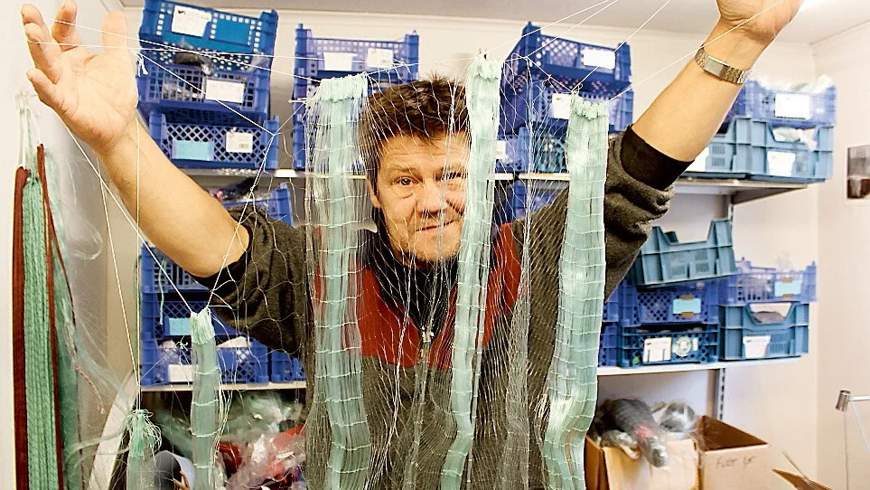 Lennart Sundström har ett ovanligt yrke. Han tillverkar översiktsnät och andra specialbeställningar till forskare. Men även "vanliga" sportfiskare hittar prylar hos Sundström.