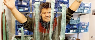 Lennart syr fisknät till forskare