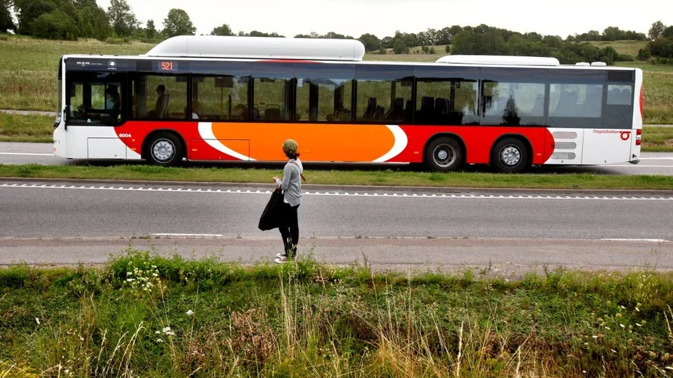 Elevers busskort. Protesterna från ungdomsverksamheterna i Kinda rubbar inte politikernas beslut om att köpa in ett nytt busskort med begränsade åktider.