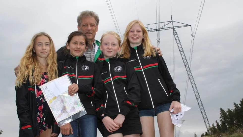 Klubbens kraftfält. Tjällmo-Godegårds ungdomar har ställt sig där. Ordföranden Anders Åberg kan glädjas åt en rad DM-guld den senaste tiden. På stafetten fick dock Emma Eriksson, Alice Eriksson, Ellen Trofast och Alva Svensk nöja sig med silver.