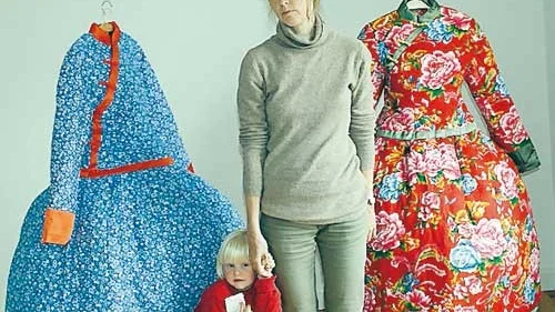 Kaarina Ormio och dottern Ilma, fyra år, vid de prinsessklänningar som Kaarina har gjort.