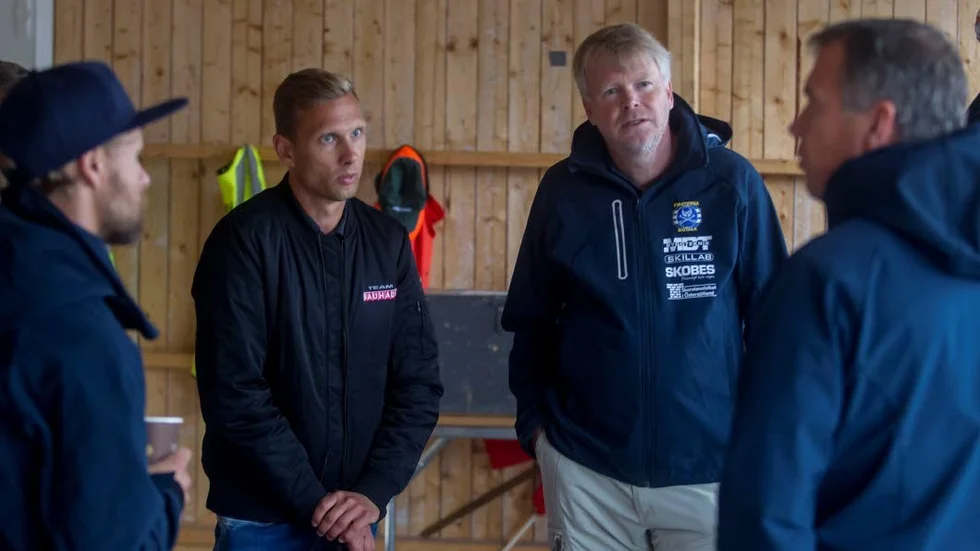 Jonas Davidsson, Rospiggarnas Andreas Jonsson, Jerry Bengtsson och Fredrik Staaf i diskussion om när matchen mellan Rospiggarna och Piraterna ska kunna köras.