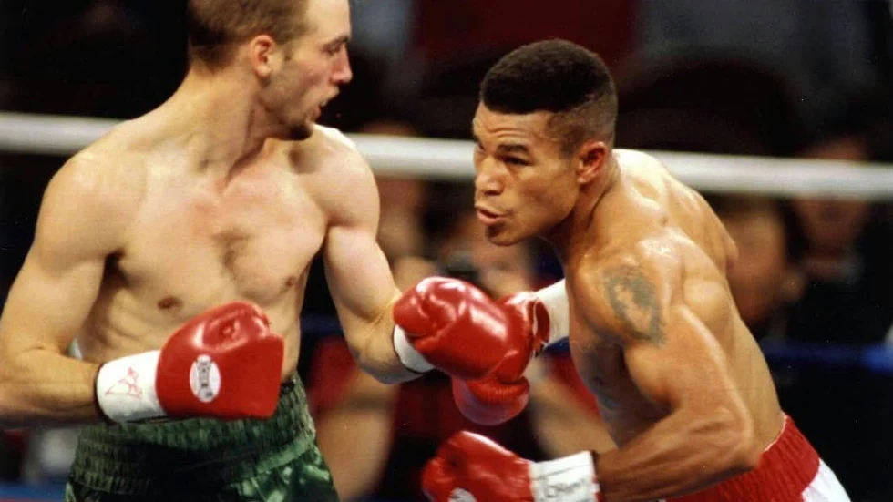 DET VAR DÅ. George Scott försvarade sin VM-titel i lättvikt tre gånger under 1996. Här mot utmanaren Shane Gannon i Las Vegas. På fredag kommer George till Motala för att prata med ungdomar i samband med Skolbroloppet.