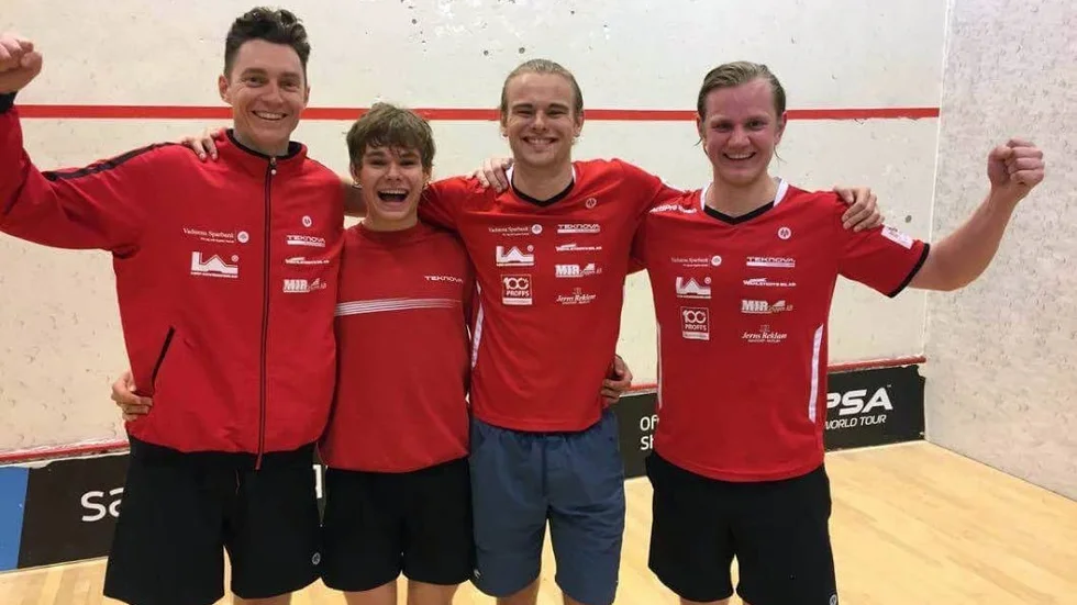 SLUTSPELSKLART. Här är grabbarna som i Landalahallen i Göteborg tog Teknova SK till SM-slutspel. Från vänster ses Cameron Pilley, Erik Jakobsson, Levi Lindroos  Rollsjö och Calle Remle.