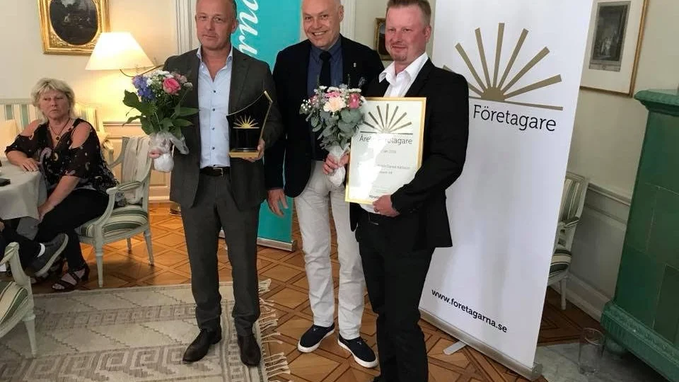 Vimmerbyföretagarna Pär Holmstrand, t.v och Daniel Karlsson, t.h, tog emot utmärkelsen av landshövding Thomas Carlzon på tisdagskvällen.