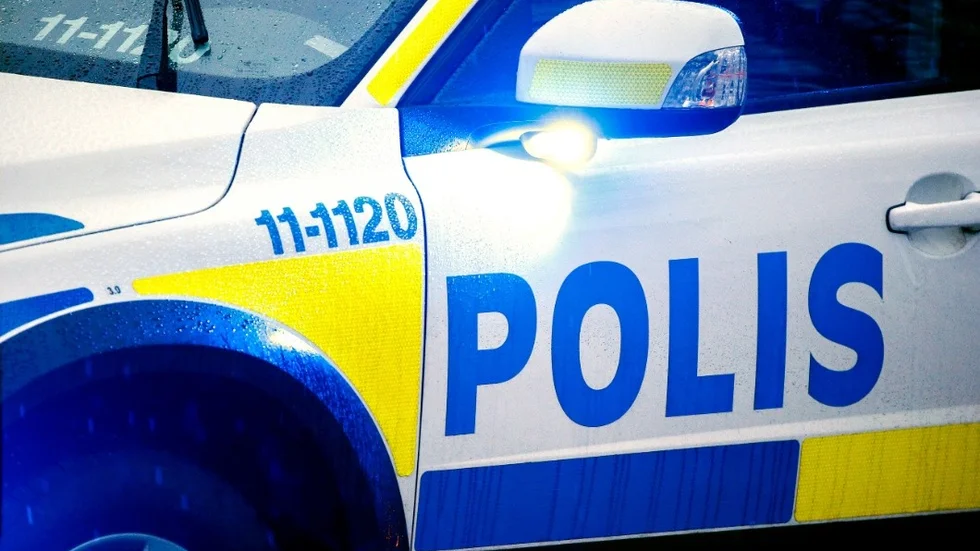 Bomb bombgrupp polis låda kartong misstänkt polishuset avspärrning utryckning
kamera video bevakning media polisbil 24norrbotten