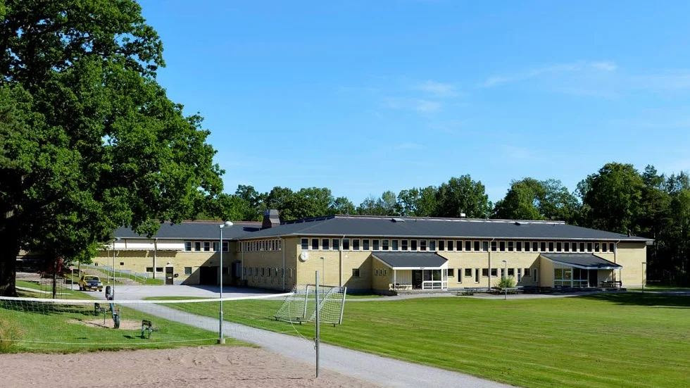 Två glasrutor krossades på Ankarsrums skola på söndagskvällen.