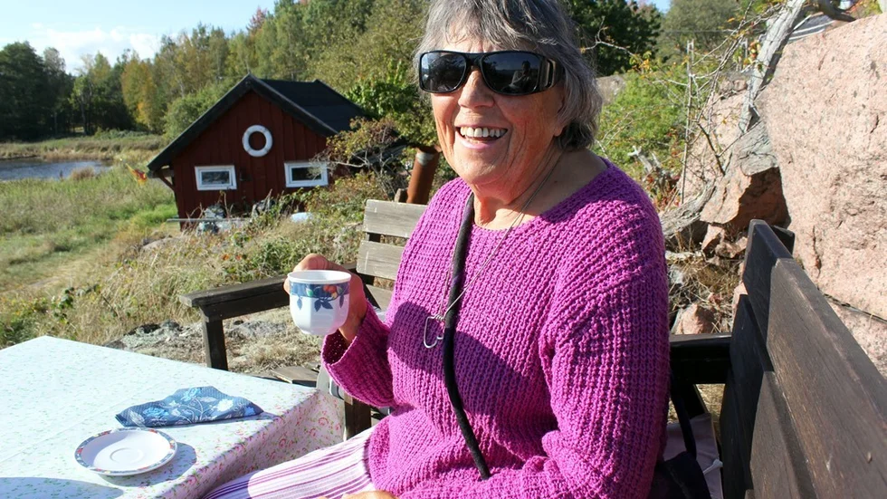 Wanja Frykdahl har bott på Skanvik sedan 1965, sedan 1981 som fast boende. Kaffet intas ofta vid en solig klippa, de dagar det är väder för det förstås. Foto: Lena Dahlberg