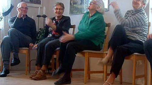 Gösta Andersson, Ingrid Andersson, Elna Nilsson och Stina Johansson tränar armar och ben.