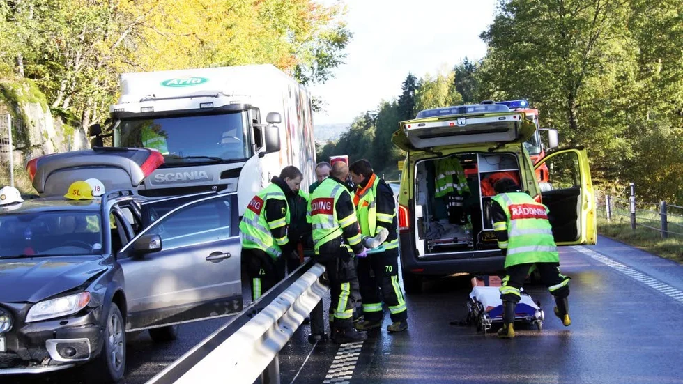 Stopp. Det blev snabbt trångt när ambulans och brandkår nådde fram till olycksplatsen.
