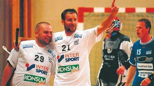 Jonas Jansson signalerar för sitt första mål för säsongen och Vimmerby IBK:s första seger. 8-2 slutade derbyt mot Slätafly.