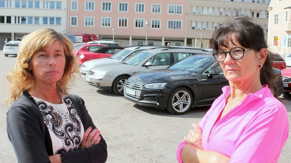Michelle Ericson, till vänster, och Lotta Gustafsson var två av de hundratalet bilister som missade att Eddan hade stängts av som parkeringsplats.