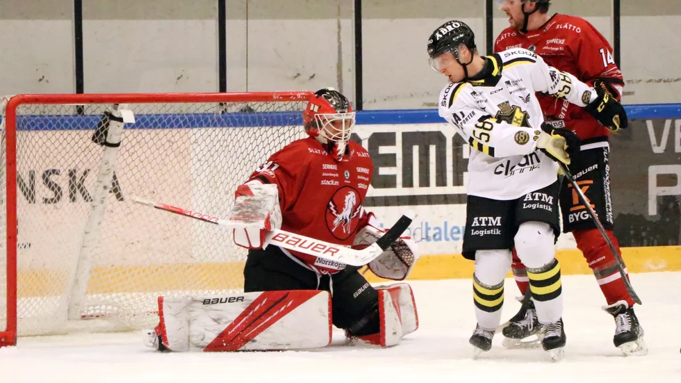 Jesper Myrenberg och Ludwig Stenlund i kamp med AIK-forward.