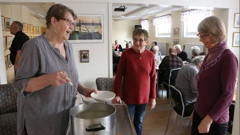På fredag väntar premiären för soppluncherna igen efter sommarledigheten. På bilden Doris Lennartsson, Inga-Britt Andersson och Eva Svedberg vid en av förra terminens träffar.